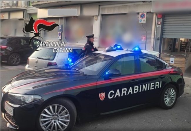 Tenta furto al supermercato in piena notte, arrestato ladro troppo “rumoroso”