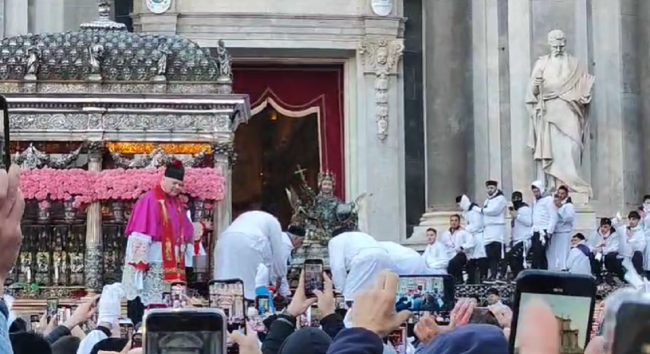 Con il discorso di Mons. Scionti inizia ufficialmente il giro esterno delle Sacre Reliquie di Sant’Agata