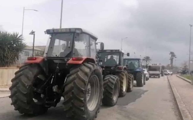 Proteste a suon di trattori in Sicilia, dai presidi nel Palermitano alle porte dell’Ariston