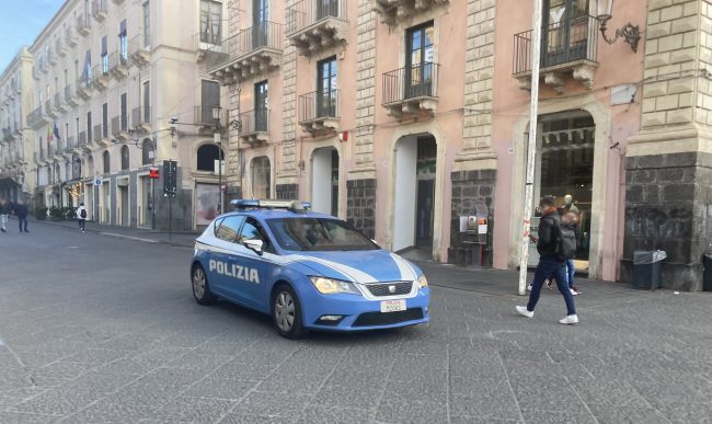 Ruba profumi in un negozio di via Etnea e fugge, 34enne fermato