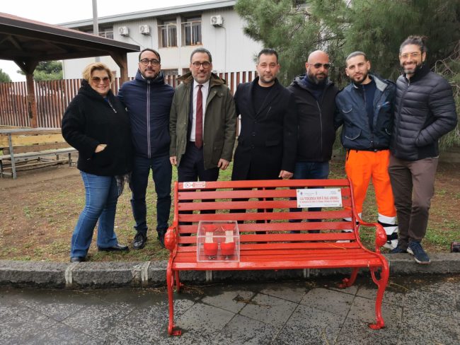 Ricollocate le scarpe rubate dalla panchina rossa di piazza I Vicerè