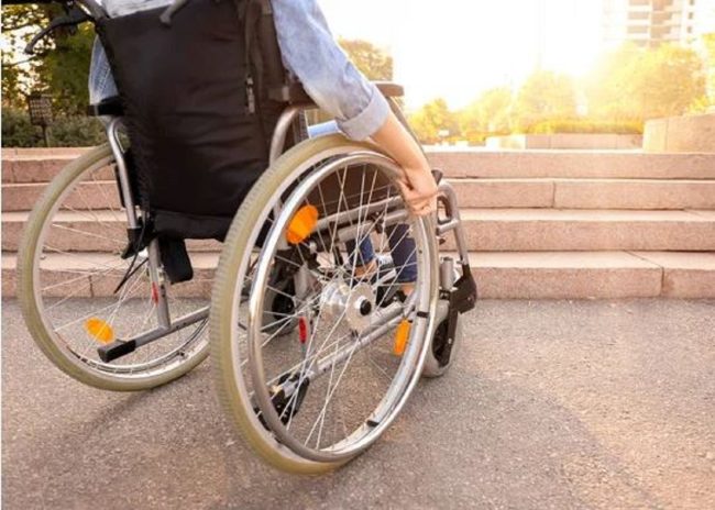 Dalla passeggiata all’ospedale, disabile in carrozzina finisce in una buca e si rompe il naso