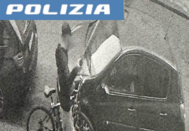 Sradica palo della segnaletica per rubare bici: 25enne individuato e denunciato a Catania