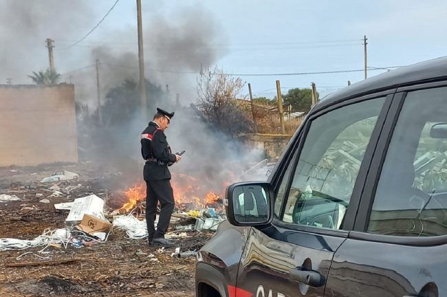 Incendiano chili di rifiuti, denunciati 3 amministratori di una cooperativa agricola e area sequestrata