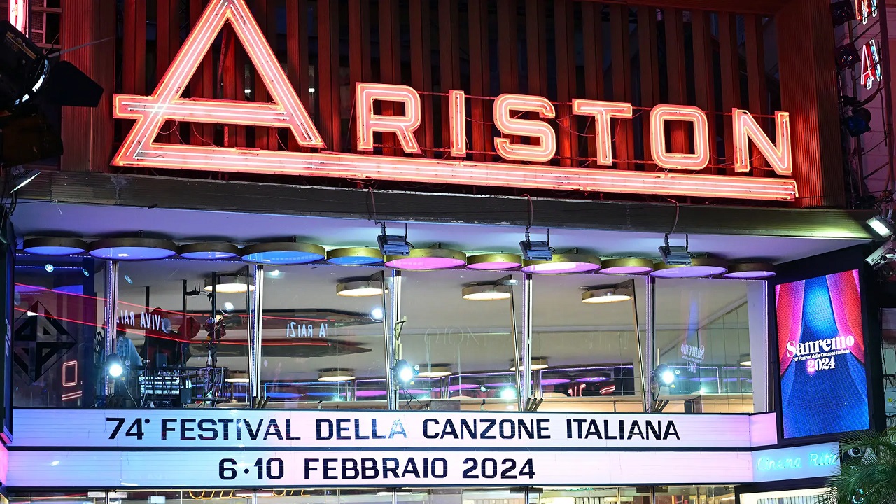 Tifosi palermitani nella platea di Sanremo: in alto la bandiera rosanero al Festival