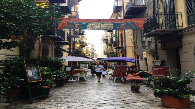 Muffa, ruggine e cibo in decomposizione: le condizioni pessime di un locale palermitano