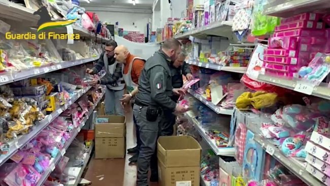 Sequestro di 400mila giocattoli a Biancavilla: frode e contraffazione nel commercio