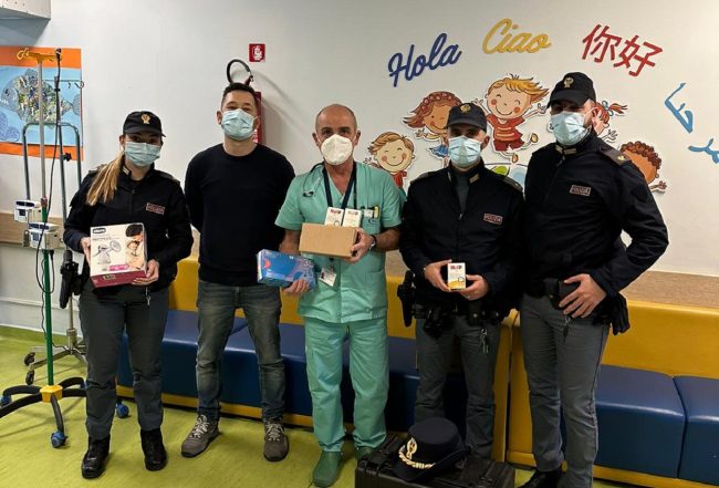 Polizia di Stato ritrova e dona oggetti ai bimbi ricoverati al reparto di Oncologia Pediatrica del Civico