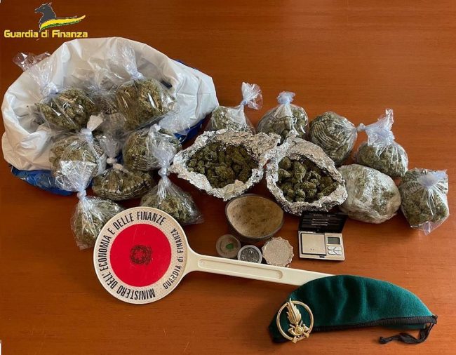 Siracusa, trovati in possesso di droga tre giovani: uno arrestato