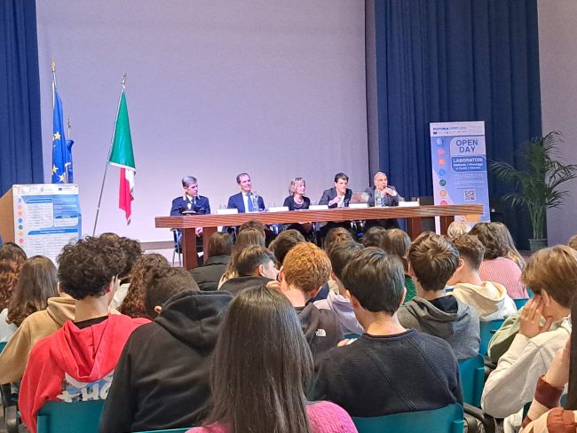 Il “Cutelli e Salanitro” e la lotta alla criminalità attraverso l’A.I., conferenza/dibattito con rappresentanti dello Stato