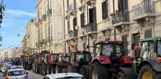 Protesta trattori, gli agricoltori invadono Siracusa: traffico in tilt