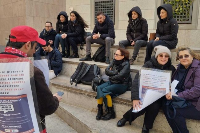 Protesta anche a Palermo di fonici, trascrittori e stenotipisti del Tribunale