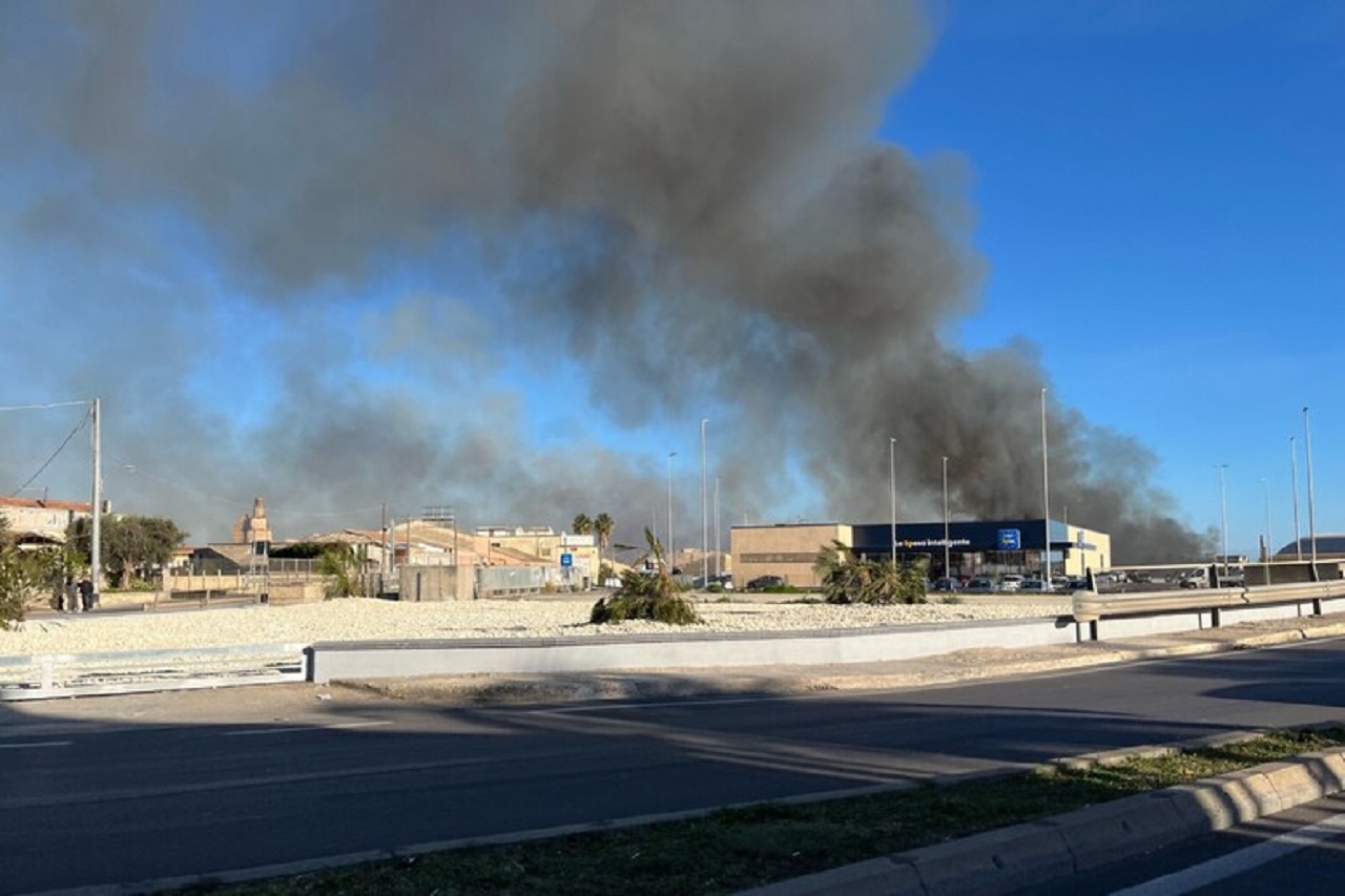 Maxi incendio al porto Grande di Siracusa