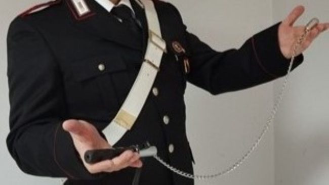 Catania, picchia la moglie con un bastone da karate e il pianto dei figli piccoli in “sottofondo”