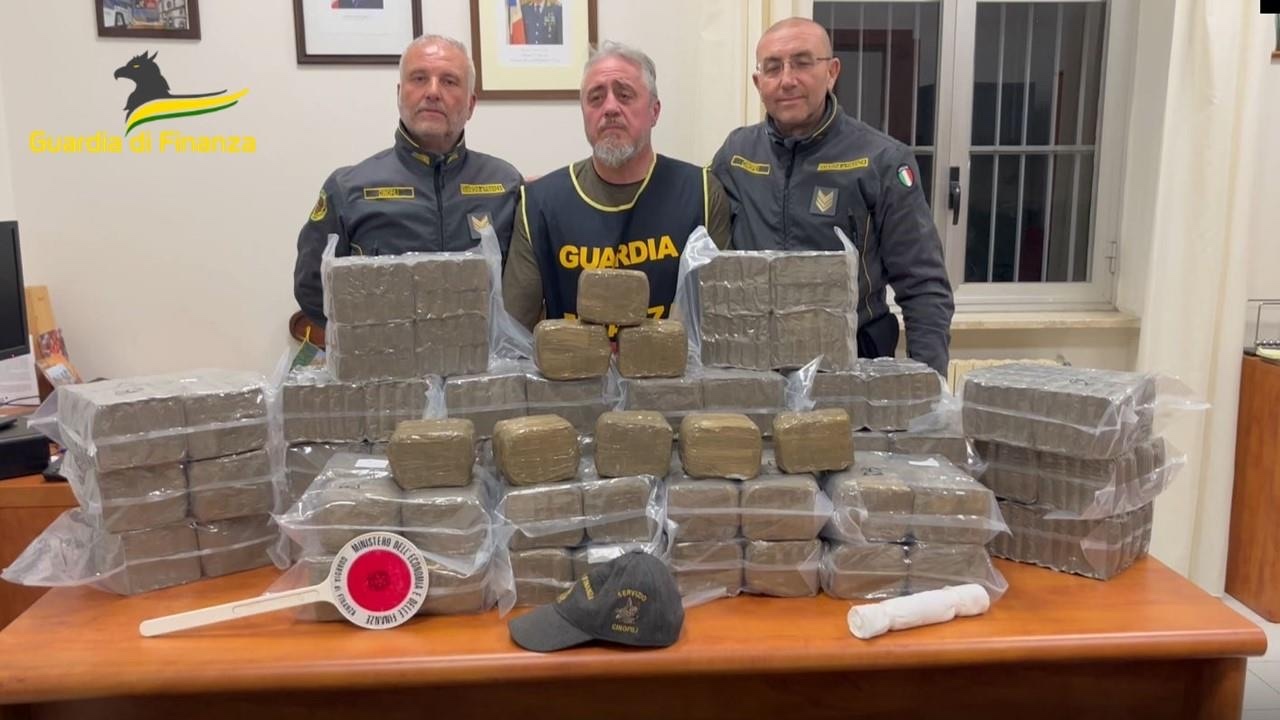 Arrestato corriere di droga diretto in Sicilia con oltre cento chili di hashish