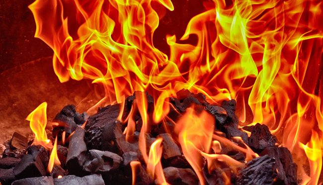 Brucia i vestiti della compagna al culmine di una lite: era solo il climax di continue vessazioni