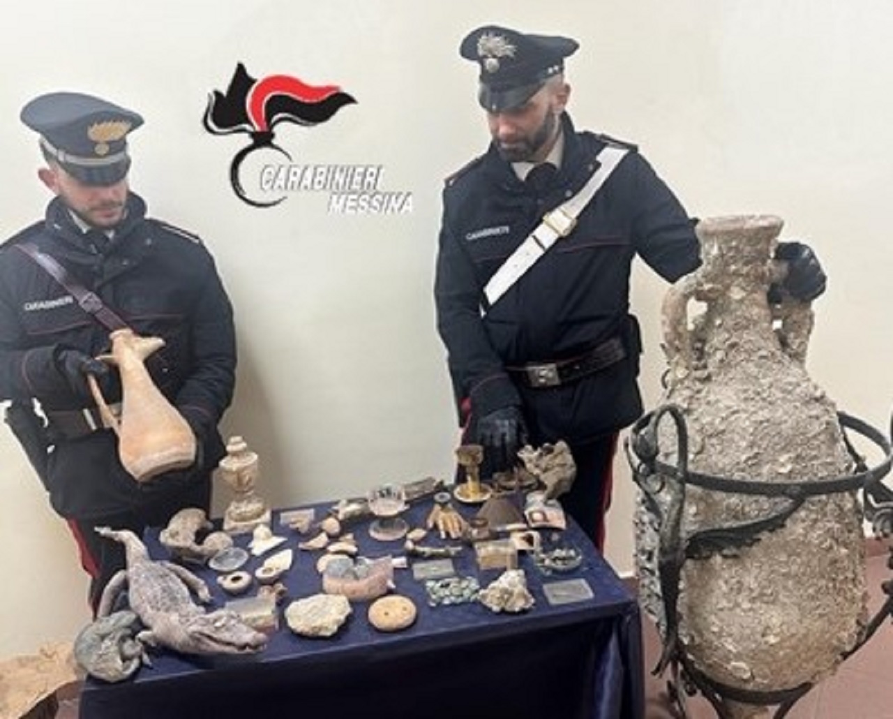 Messina, in casa reperti archeologici e un alligatore mummificato: 26enne denunciato