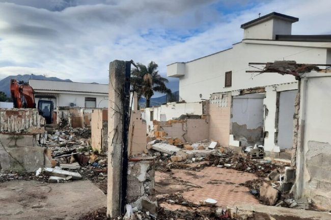 Struttura abusiva a Carini, ruspe in azione per la demolizione