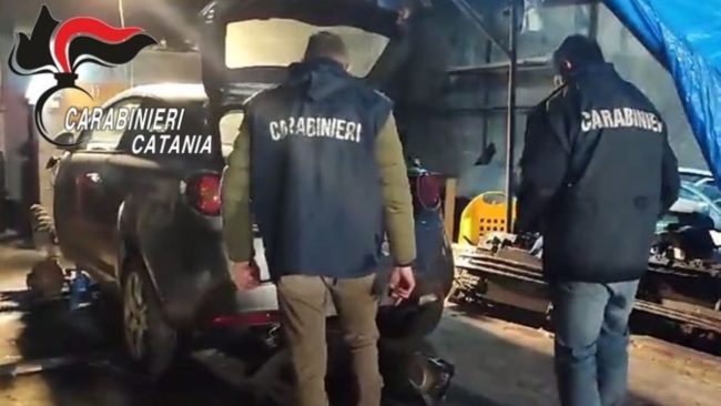 Scoperta a Catania un’officina dove si “riciclavano” auto rubate
