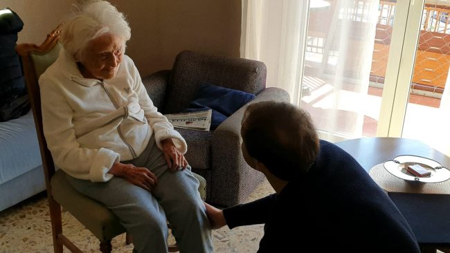 Miracolo della chirurgia: frattura scomposta al femore, la signora Costanza torna a camminare a 106 anni