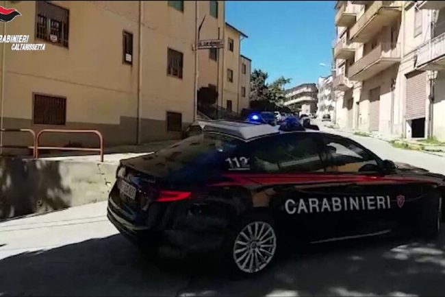 Scuola chiusa per maltempo, rubati 25 pc e soldi