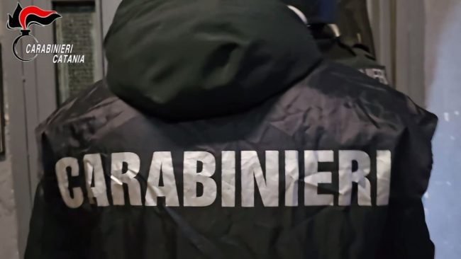 Nascondeva la droga dietro le finestre di una casa a San Cristoforo: arrestato pensionato spacciatore