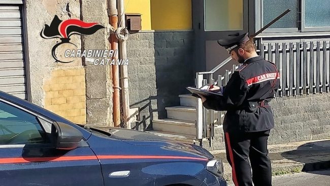 Catania, provano a scassinare una porta e vengono arrestati: uno era ai domiciliari