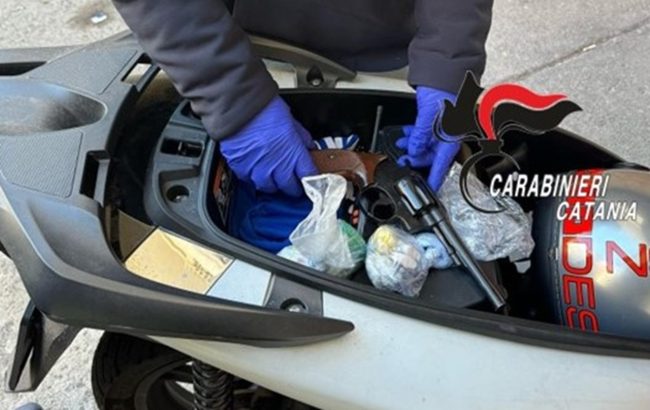 Blitz a San Giovanni Galermo, arrestato giovanissimo con cocaina e pistola in scooter