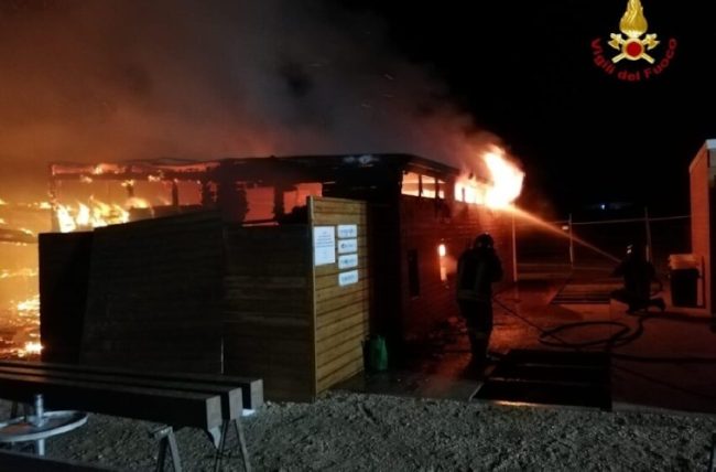 Noto, incendio distrugge il “Lido Brizò” di San Lorenzo