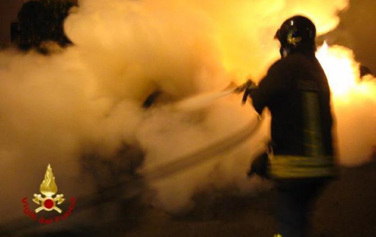 Fiamme ad Adrano, vigili del fuoco in azione