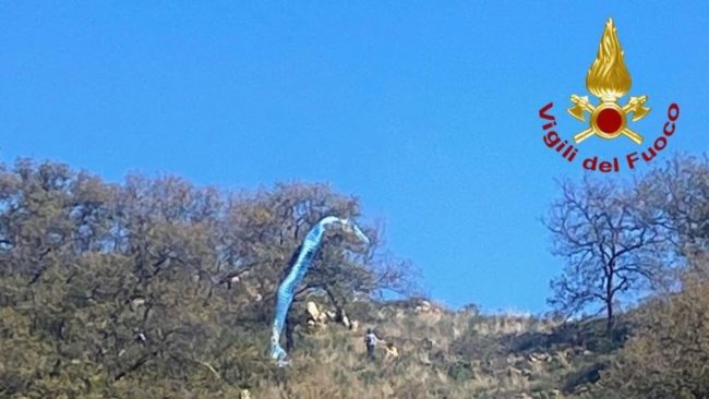 Precipita dopo il lancio col parapendio e finisce in un dirupo