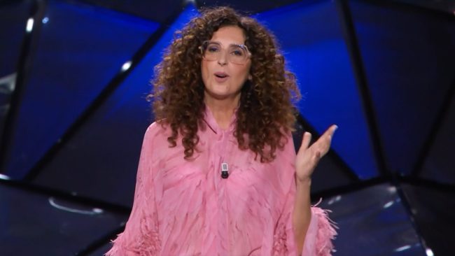 Teresa Mannino si prende la scena a Sanremo: comicità e riflessione, tutto al femminile