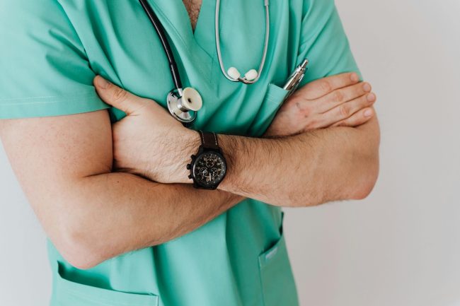 Aggressione all’ospedale Cervello, grave un medico sfregiato all’orecchio e al volto