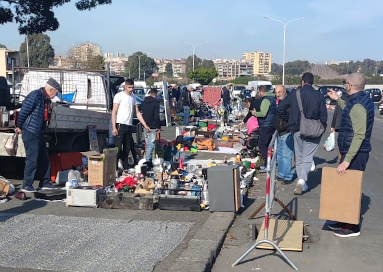 Sgomberato il mercatino delle pulci abusivo di San Giuseppe La Rena