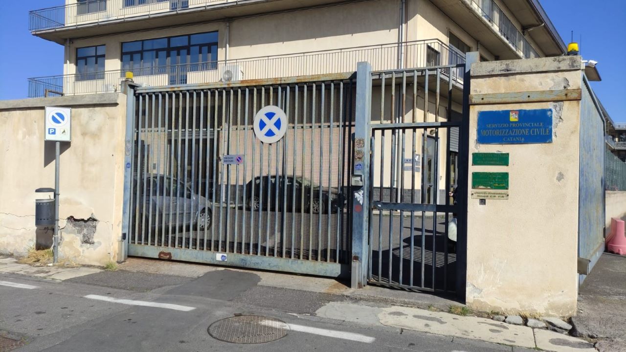 Ennesima aggressione sul lavoro alla Motorizzazione civile di Catania