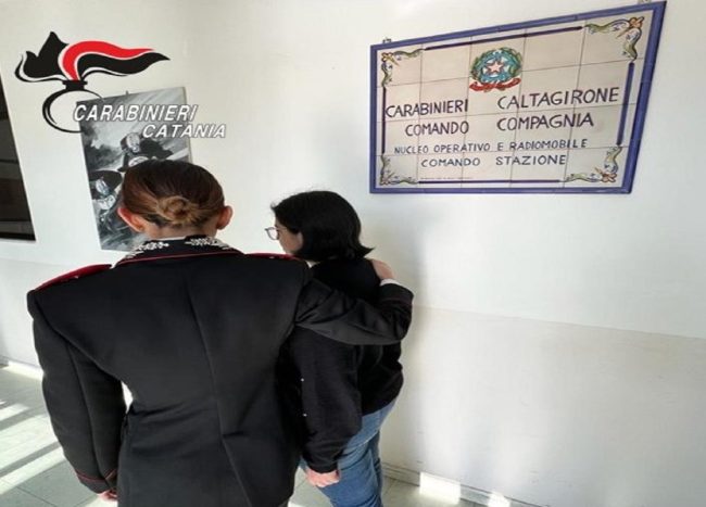 Picchiava l’ex compagna mentre era incinta e la madre per sottrarle la pensione: arrestato 40enne