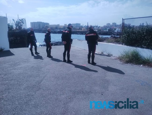 Terrorizza passanti e residenti da anni, straniero incastrato nella spiaggetta di Ognina