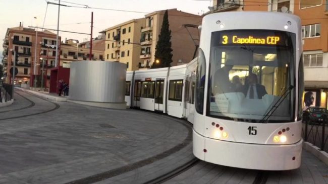 Si rifiuta di pagare il biglietto del tram e aggredisce una guardia giurata, si cerca passeggero in fuga a Palermo