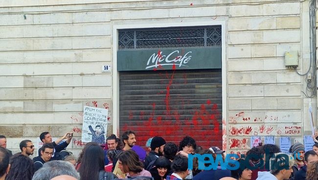 Corteo Pro Palestina in via Etnea, dal presidio davanti al Mc Donald’s allo scontro con la polizia