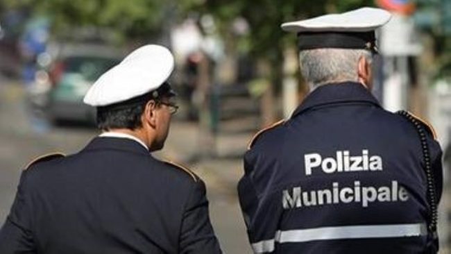Palermo, lancio di pietre contro auto della polizia municipale