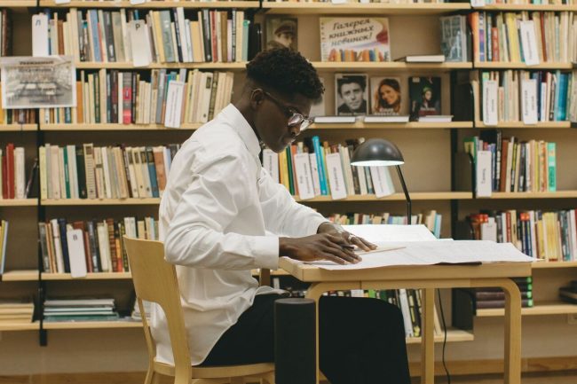 Le sfide della scrittura accademica per gli studenti italiani