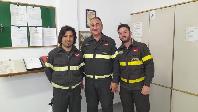 Scivola sugli scogli e cade in mare, anziano pescatore salvato dai vigili del fuoco a Lampedusa