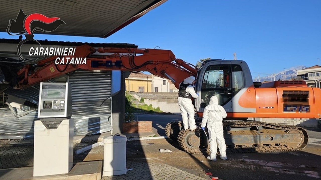 Torna l’escavatore per le rapine: tentato il colpo in un distributore a San Giovanni la Punta