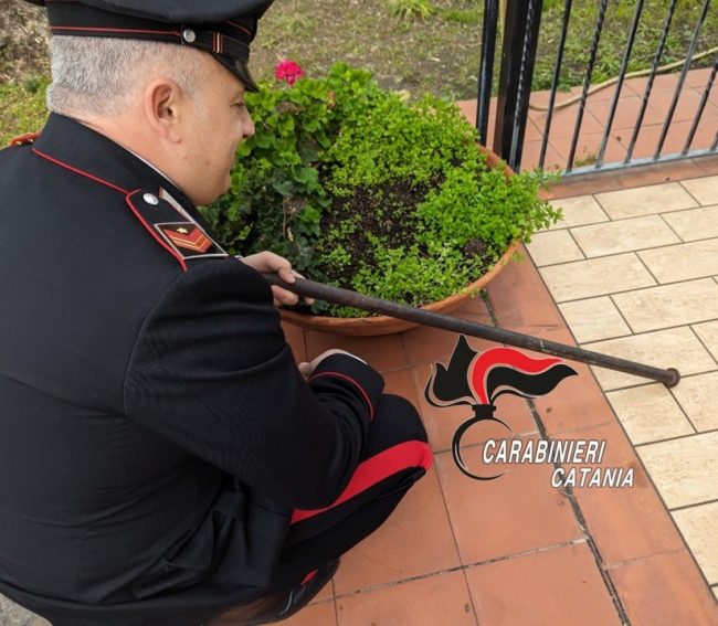 Minaccia di colpire i genitori con un bastone di ferro, denunciato 26enne nel Catanese