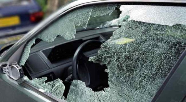 Distrutti i finestrini di almeno dieci auto, vandali in azione in via delle Magnolie