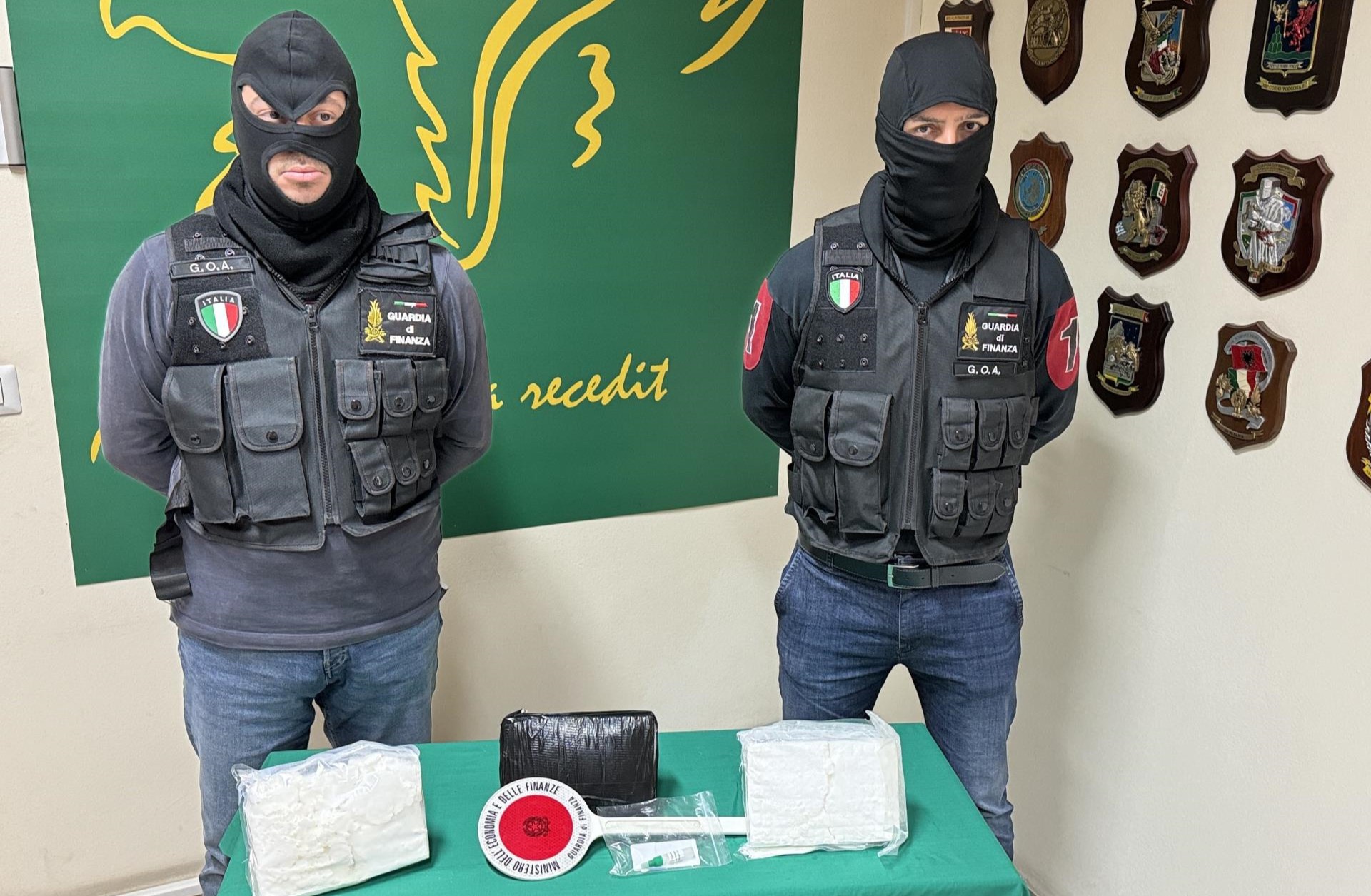 Fermato con quattro chili di cocaina in auto: arrestato corriere a San Gregorio – VIDEO
