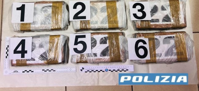 Ragusa, arrestati due coniugi a bordo di un furgone con oltre 6 chili di cocaina