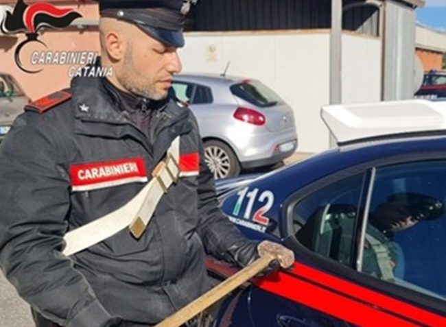 Minaccia la compagna e le distrugge la macchina a martellate: arrestato 27enne a San Cristoforo