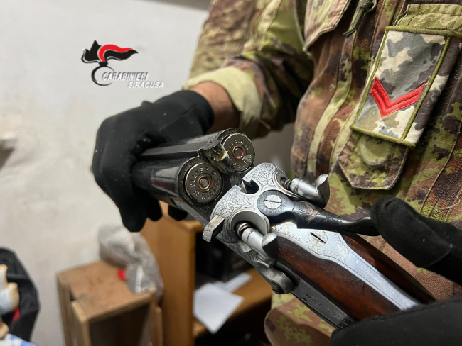 Arrestato giovane siracusano con armi e droga in casa