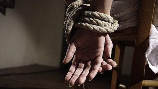 Rapina con sequestro nel centro di Enna, vittima una donna